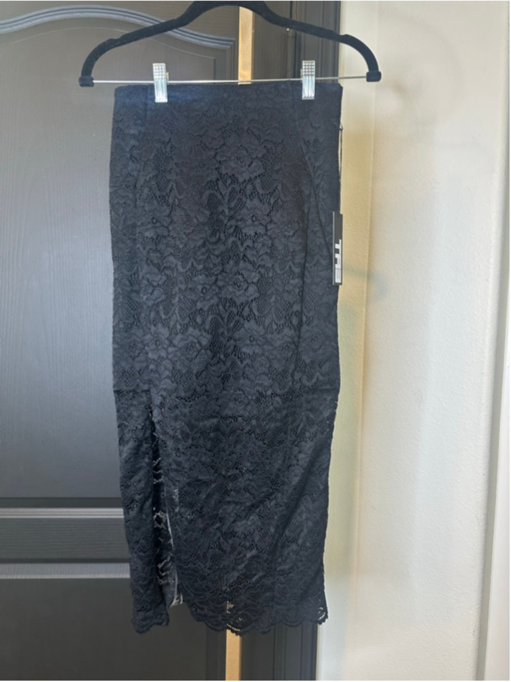 TA3| Seamed Pencil Skirt| Lace Black| XS | NWT| $188 retail| - Picture 2 of 7